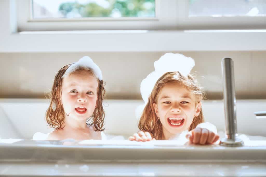 Általános tudnivalók a fürdőszoba felújításához III. children are bathing in a bath