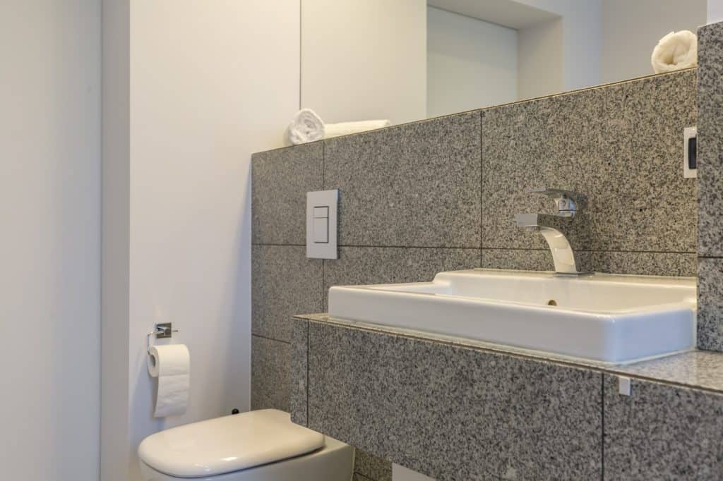 Milyen csaptelepet válasszak a konyhába? Granite tiles in minimalist bathroom