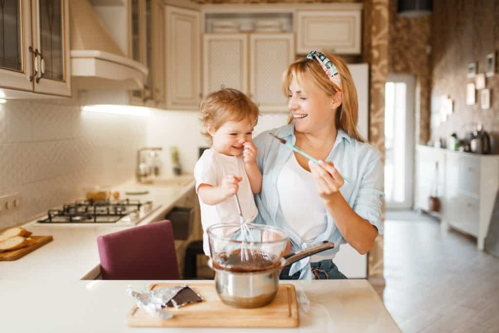 Konyhaszekrény felújítás: miként lesz a régiből új? Mother with her daughter mixing melted chocolate