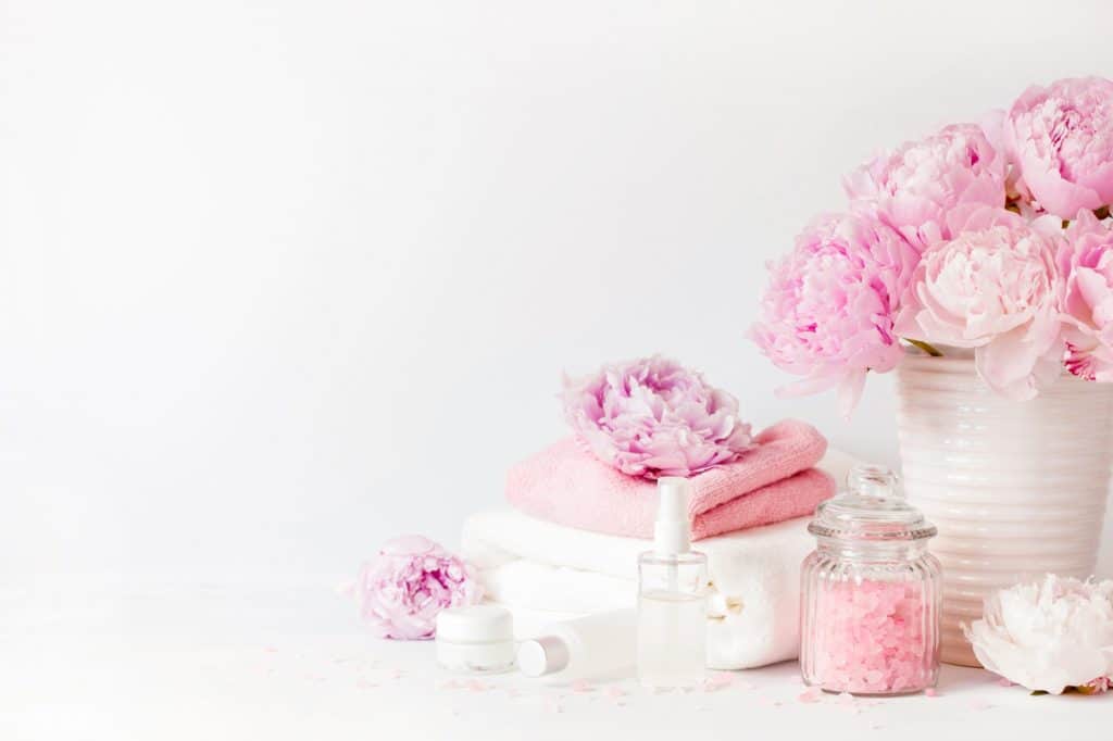 Feng Shui újratöltve bath and spa with peony flowers beauty products towels