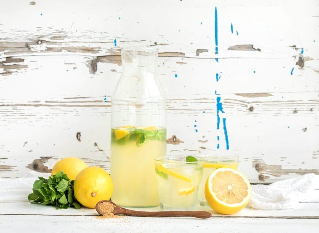 A víz minősége mellett nem mehetünk el szó nélkül, de mégis milyen forrást válasszunk? Fresh homemade lemonade with lemons and mint on white wooden background