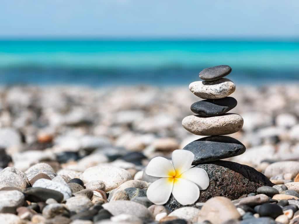 Feng Shui újratöltve Zen balanced stones stack with plumeria flower
