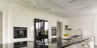 Konyha tervezés? Kövesd ezeket az alapelveket! Kitchen island in luxurious interior