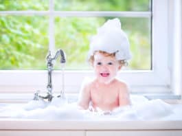 Így szerettesd meg a gyermekeddel a hajmosást Így szerettesd meg a gyermekeddel a hajmosást