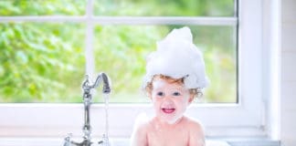 Így szerettesd meg a gyermekeddel a hajmosást Így szerettesd meg a gyermekeddel a hajmosást