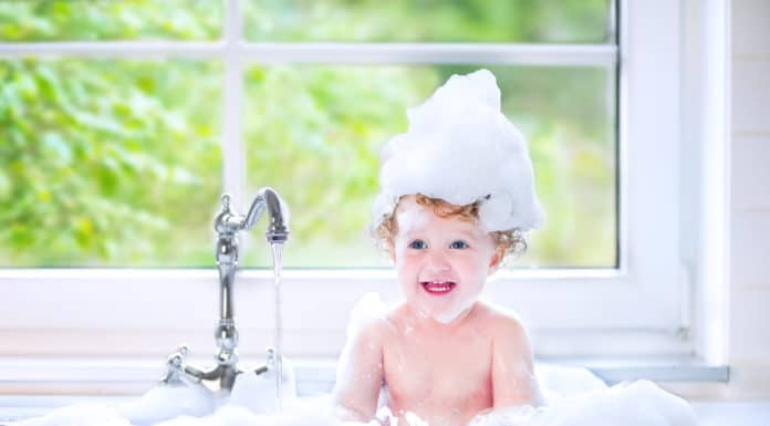 Így szerettesd meg a gyermekeddel a hajmosást Így szerettesd meg a gyermekeddel a hajmosást