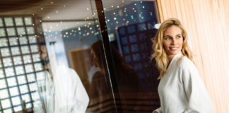 6 dolog, amit csak egy igazán jó infraszaunában találhatsz meg Attractive happy couple relaxing in spa center