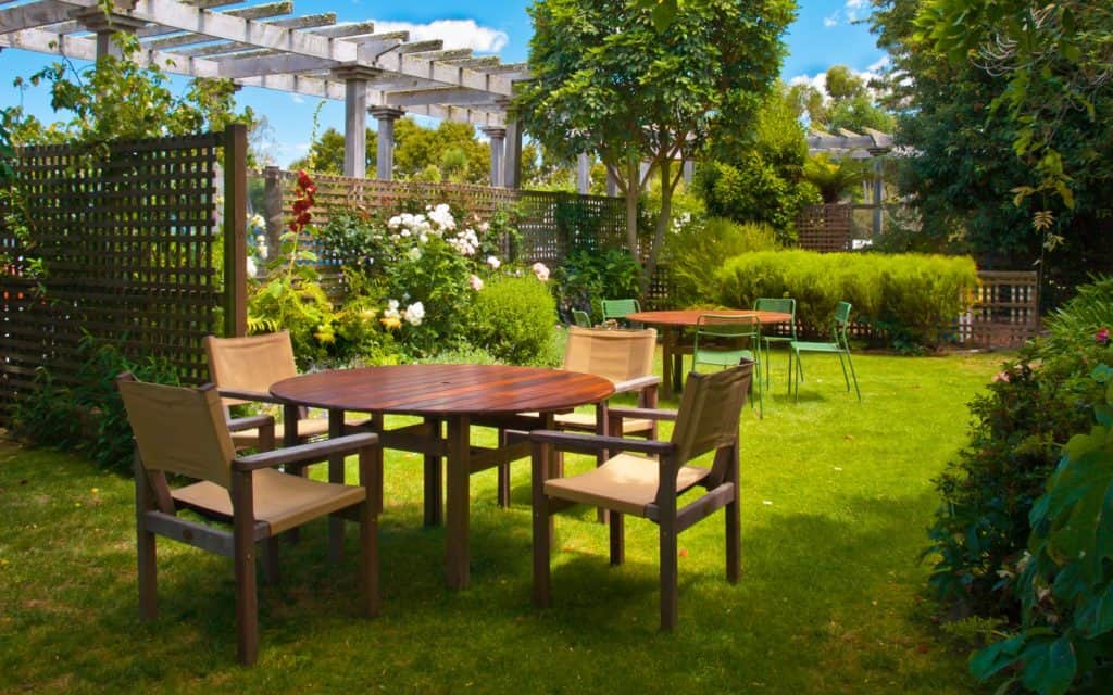 Kerti asztal ötletek Dining Table set in Lush Landscaped Garden