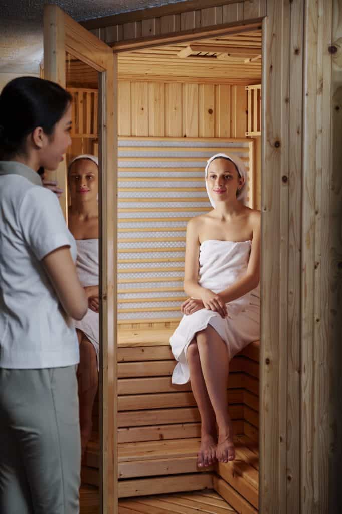 6 dolog, amit csak egy igazán jó infraszaunában találhatsz meg Enjoying sauna in spa salon
