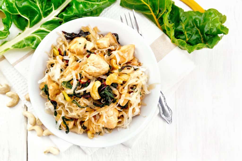 Könnyed vacsora ötletek a család lenyűgözéséhez Funchoza with chard and cashew in bowl on board top