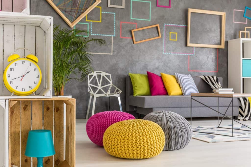 Nappali berendezése okosan – hogyan hozzunk létre közösségi teret otthonunkban Hipster room with colorful poufs