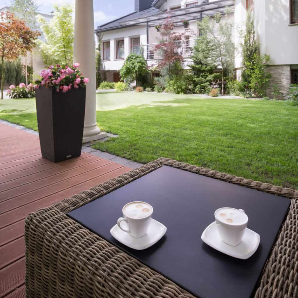 Kerti asztal ötletek House patio with rattan table