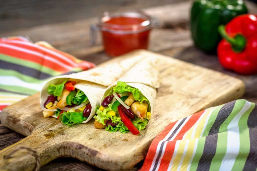 Könnyed vacsora ötletek a család lenyűgözéséhez Meat and vegetables wrapped in a tortilla
