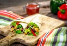 Könnyed vacsora ötletek a család lenyűgözéséhez Meat and vegetables wrapped in a tortilla