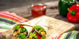 Könnyed vacsora ötletek a család lenyűgözéséhez Meat and vegetables wrapped in a tortilla