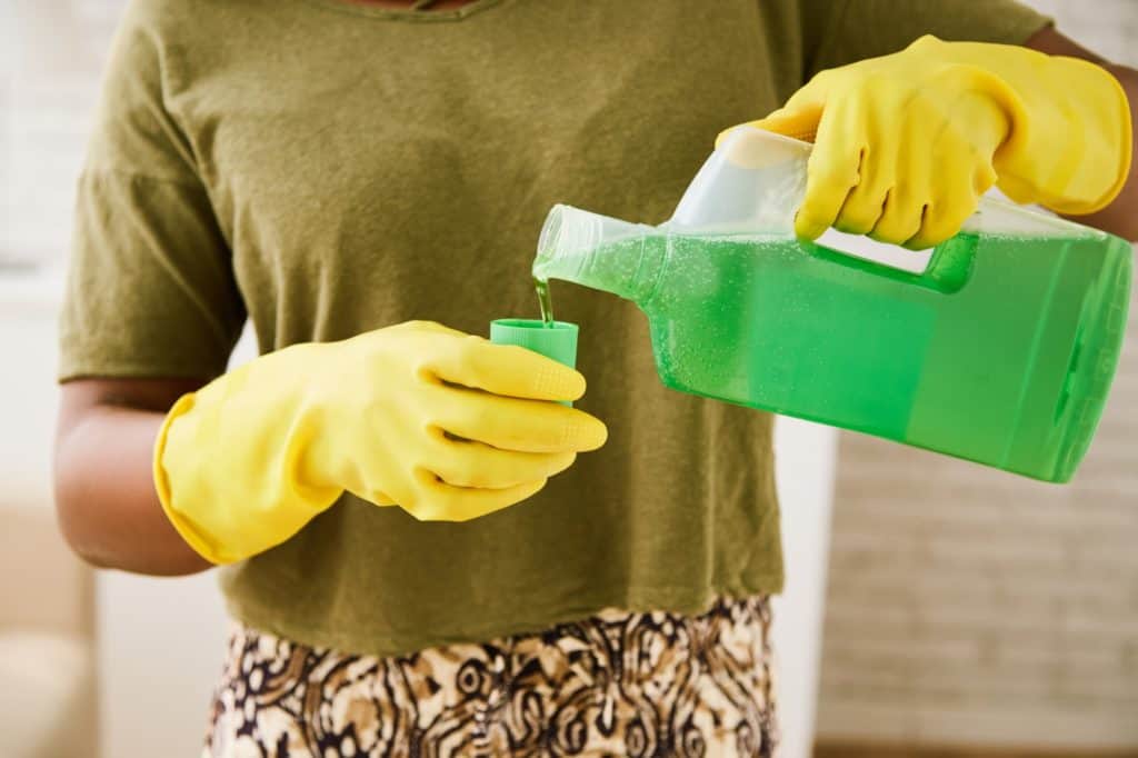 A fagyban se feledkezz meg kültéri medencédről! Hogyan téliesítsd? Pouring detergent