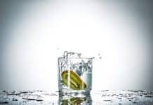 A víz minősége mellett nem mehetünk el szó nélkül, de mégis milyen forrást válasszunk? water splash in glass of gray color
