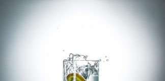 A víz minősége mellett nem mehetünk el szó nélkül, de mégis milyen forrást válasszunk? water splash in glass of gray color