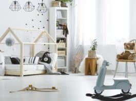 Milyen bútorokat szerezzünk be feltétlenül a gyerekszobába? White, child room with toys