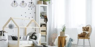 Milyen bútorokat szerezzünk be feltétlenül a gyerekszobába? White, child room with toys