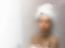 Nem kár a gőzért! Jöhetnek a hideg hétköznapok! Woman in bathroom