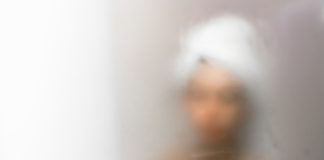 Nem kár a gőzért! Jöhetnek a hideg hétköznapok! Woman in bathroom