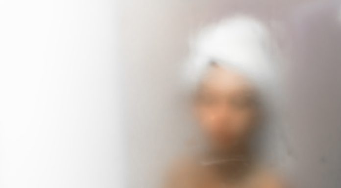 Nem kár a gőzért! Jöhetnek a hideg hétköznapok! Woman in bathroom