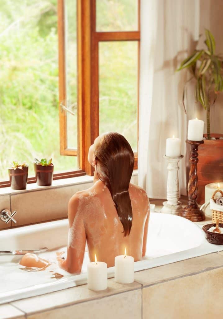 Így lehetsz energiabomba tavasszal – ötletek a vitaminokon túl Woman relaxing in the bath