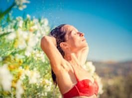 Medencéhez, vagy csak úgy – napelemes kerti zuhany MEDENCÉHEZ, VAGY CSAK ÚGY - NAPELEMES KERTI ZUHANY