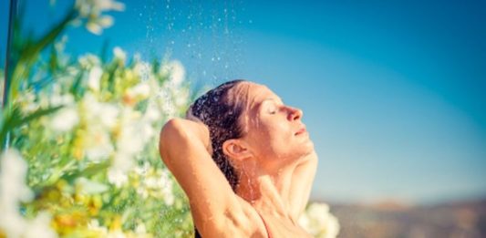 Medencéhez, vagy csak úgy – napelemes kerti zuhany MEDENCÉHEZ, VAGY CSAK ÚGY - NAPELEMES KERTI ZUHANY