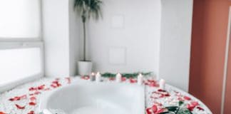 Hölgyek előtérben – csajosítsd, csinosítsd a fürdőszobád! Bathroom decorated with branches and rose petals