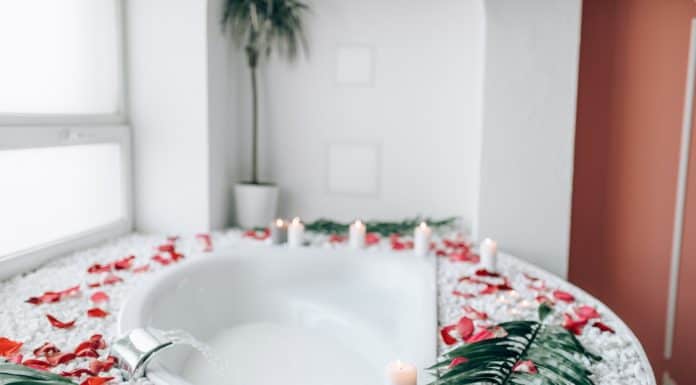 Hölgyek előtérben – csajosítsd, csinosítsd a fürdőszobád! Bathroom decorated with branches and rose petals