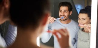 Elmúltak a szingli évek! – Tippek, hogy a fürdőszobádban ketten is elférjetek Cheerful couple brushing teeth in bathroom