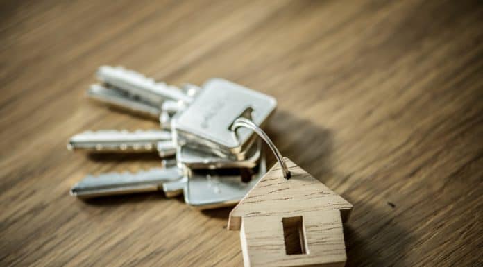 A lakás eladásának esélyét a fürdő állapota is befolyásolja, elmondjuk mi győzi meg az érdeklődőket Flat lay of real estate concept