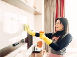 Tavaszi nagytakarítás? Ezek legyenek rajta a listádon Housemaid cleans furniture with a cleaning spray