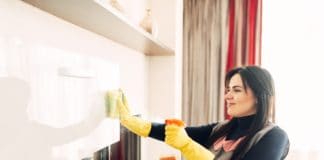 Tavaszi nagytakarítás? Ezek legyenek rajta a listádon Housemaid cleans furniture with a cleaning spray