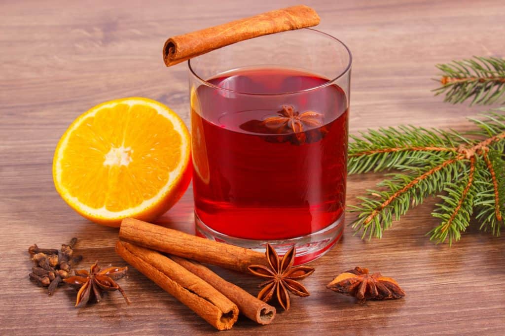 Illatfelhő tűlevelek nélkül Mulled wine for christmas or winter evening with spices and spruce branches