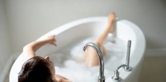 Hallott már a hőszigetelős fürdőkádról? Na és a testformájúról? Top view of a serene mature woman in bathtub