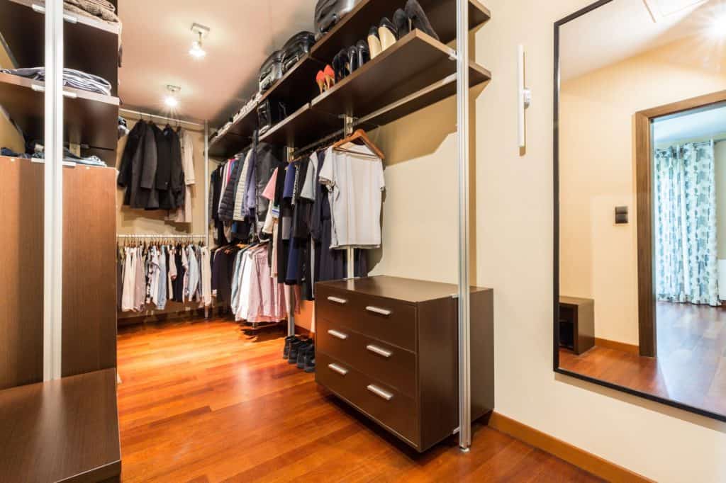 Gardróbszekrény belső ötletek Neked - 5 szempont a tökéletes vásárláshoz Walk-in closet with wooden wardrobes