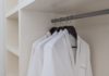 Gardróbszekrény belső ötletek Neked – 5 szempont a tökéletes vásárláshoz white robes with wooden hangers at dressroom.