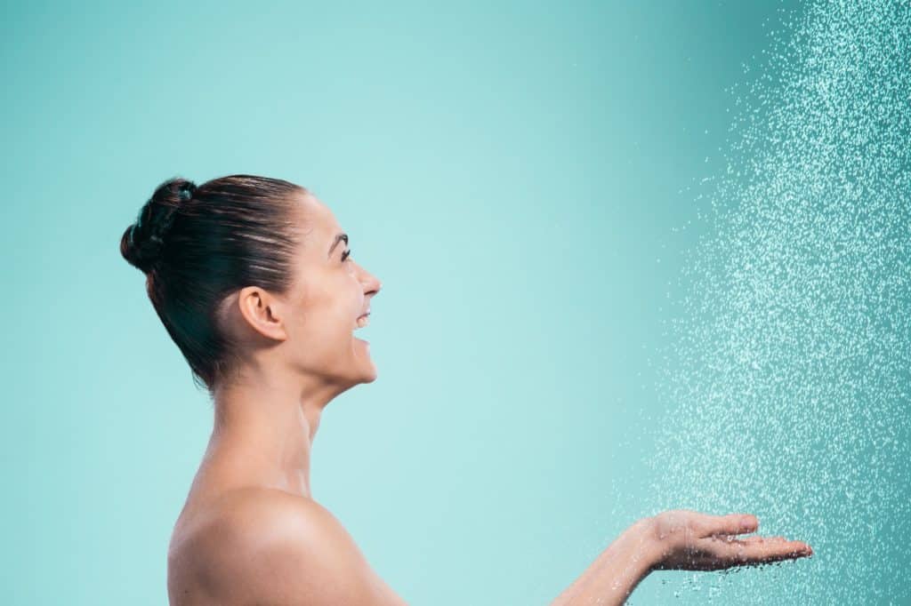 Zuhanykabin kisokos Woman enjoying water in the shower under a jet