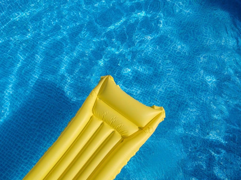 Kerti medence ragasztása szakszerűen Top view of an inflatable mattress in a backyard swimming pool